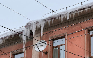 Сосулька повредила авто, но компенсации может не быть: Минюст объяснил исключения