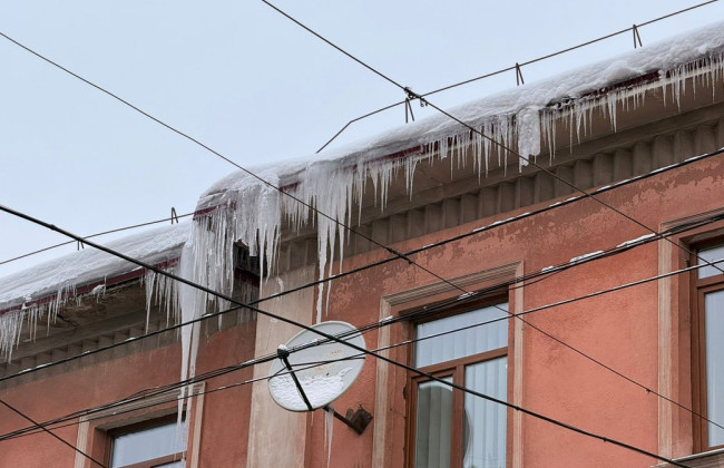 Бурулька пошкодила авто, але компенсації може не бути: Мін’юст пояснив винятки