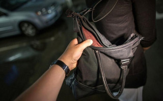 Грабіж з дитячої коляски: апеляційний суд скасував умовний термін і призначив реальне ув’язнення