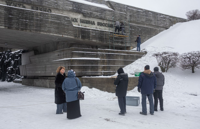 У Музеї війни в Києві демонтували радянські написи, фото
