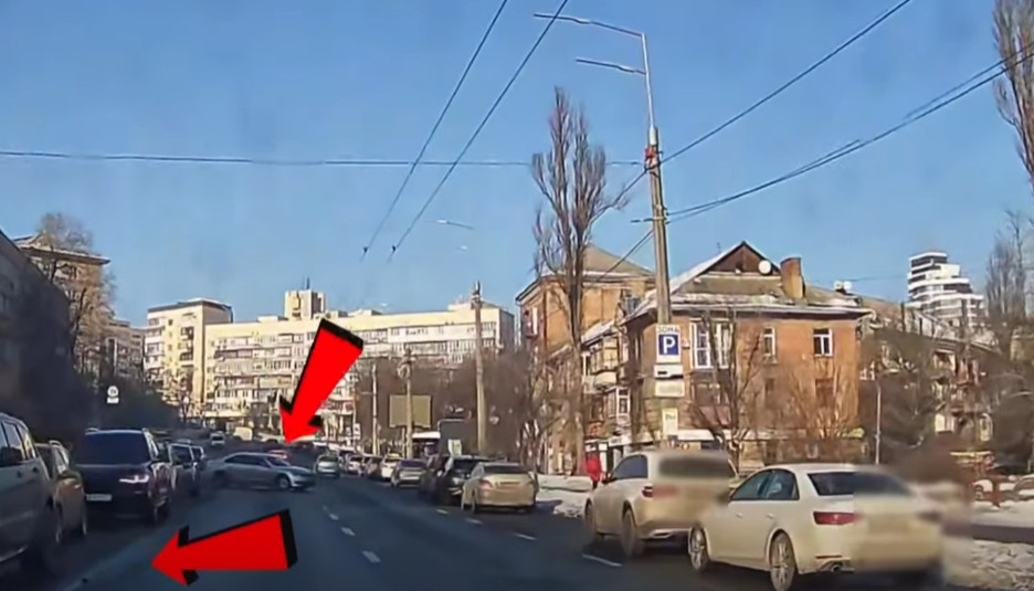 В Киеве наказали водителя Volkswagen, который пересек двойную сплошную линию — видео