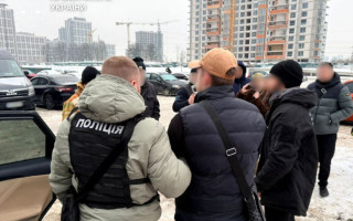 В Киеве разоблачили молодых людей, которые продавали поддельные 100-долларовые банкноты