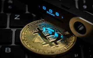 Bitcoin подешевшав на 10% з початку року – інвестори переходять у золото
