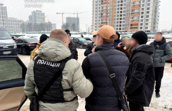 В Киеве разоблачили молодых людей, которые продавали поддельные 100-долларовые банкноты