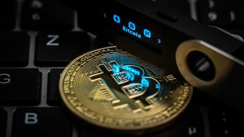 Bitcoin подешевел на 10% с начала года – инвесторы переходят в золото