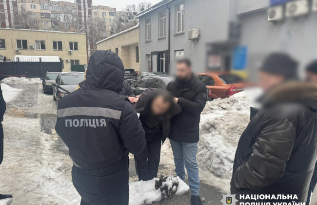 У Києві затримали чоловіка, який вимагав $37 тисяч за «вирішення питань» у ТЦК та суді