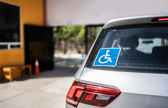 Паркувальні пільги для водіїв з інвалідністю стануть доступні тільки з розпізнавальним знаком