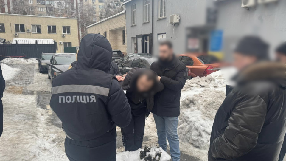 В Киеве задержали мужчину, который требовал 37 тысяч долларов за «решение вопросов» в ТЦК и суде