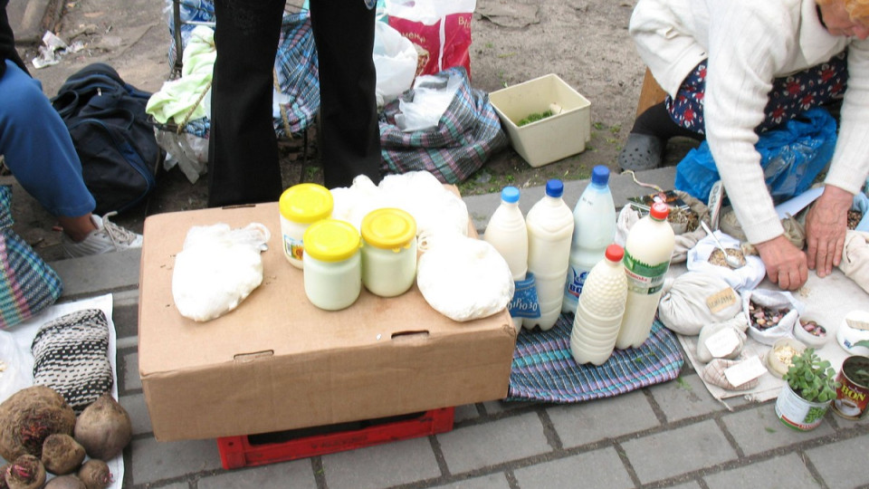 Стихийная торговля продуктами: чем опасна покупка «с рук»