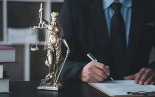 В Британии юриста лишили права на профессию за обман друга и тайную продажу совместного дома