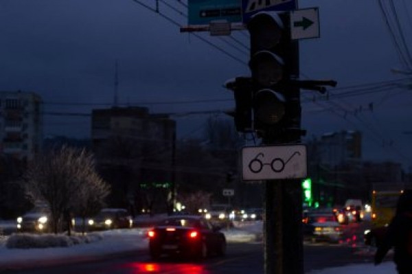 Вождение во время блэкаутов – водителям напомнили ключевые правила безопасности