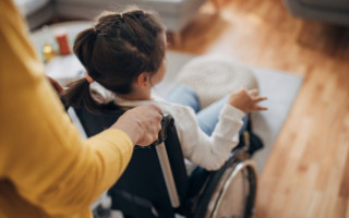 Діти з інвалідністю підгрупи А можуть безкоштовно отримати портативні зарядні станції — що слід знати