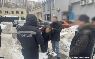 У Києві затримали чоловіка, який вимагав $37 тисяч за «вирішення питань» у ТЦК та суді