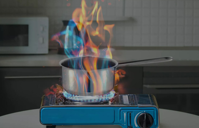 Свечи, газовые горелки и печки: украинцам напомнили правила безопасности, чтобы избежать пожаров