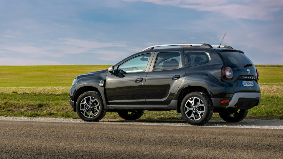 Украинцы массово покупают Duster и RAV-4: какие авто вошли в ТОП-10 января