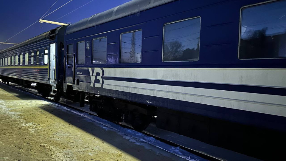 Тепло, обіди та Starlink: у Києві та Харкові розмістили вісім Вагонів незламності, фото