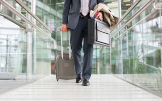 Можно ли насчитать премию работнику во время командировки — разъяснение Гоструда