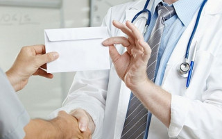 Вимагають гроші за безоплатне лікування: куди скаржитися пацієнтам