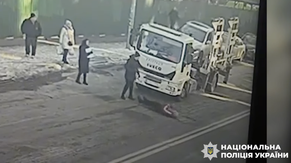 В Киеве владелец авто напал на водителя эвакуатора после эвакуации машины