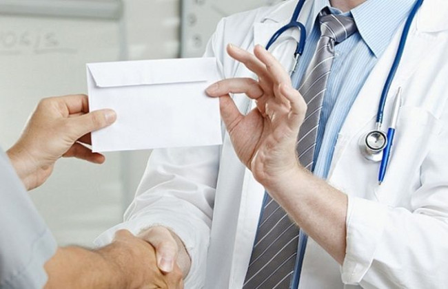 Вымогают деньги за бесплатное лечение: куда жаловаться пациентам