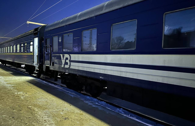 Тепло, обеды и Starlink: в Киеве и Харькове разместили восемь Вагонов несокрушимости, фото