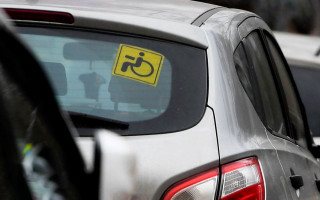Авто лиц с инвалидностью без спецзнака будут штрафовать автоматически: законопроект хотят изменить