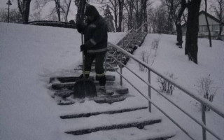 Киев замело: на улицы вывели сотни единиц техники, видео и фото