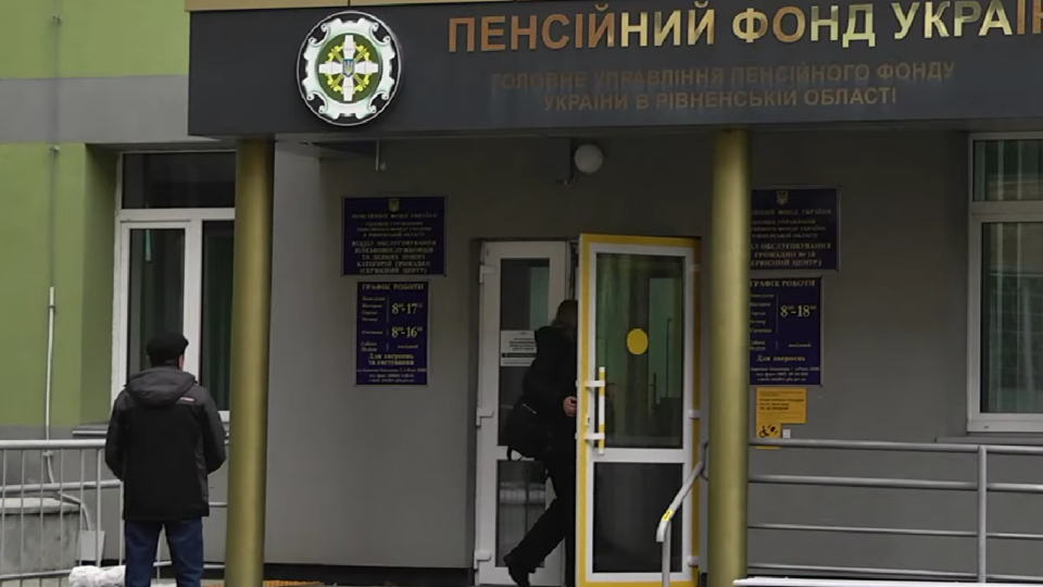 Черги, зупинені виплати пенсій і ВПО: у Раді визнали кризу в Пенсійному фонді