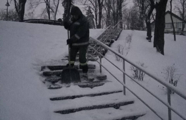 Киев замело: на улицы вывели сотни единиц техники, видео и фото