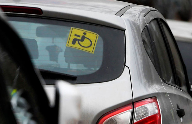 Авто осіб з інвалідністю без спецзнака штрафуватимуть автоматично: законопроєкт хочуть змінити