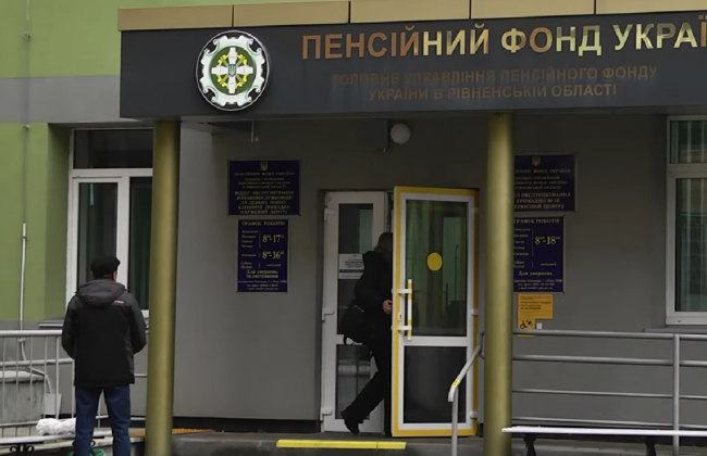 Черги, зупинені виплати пенсій і ВПО: у Раді визнали кризу в Пенсійному фонді
