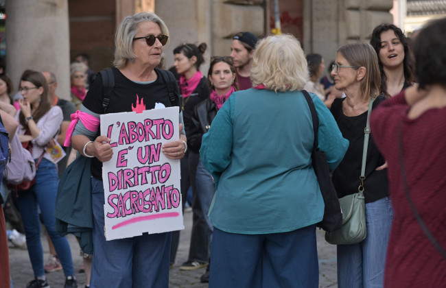Еврокомиссия под давлением из-за инициативы по доступу к абортам в странах ЕС: дедлайн — до марта