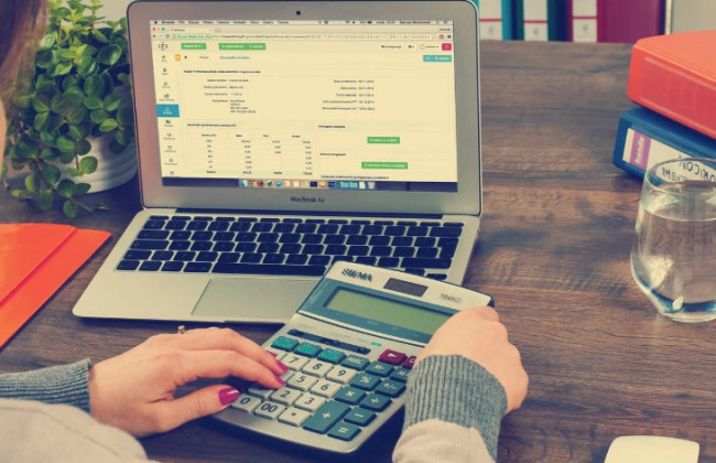 Облагается ли налогами нецелевая благотворительная помощь, предоставленная предприятием своему руководителю или другому физлицу