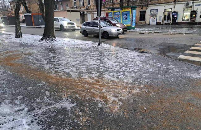В Одессе гололед и ледяной дождь: водителей просят не выезжать без надобности