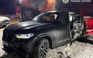 У Києві водій BMW не впорався з керуванням та врізався в електроопору, фото