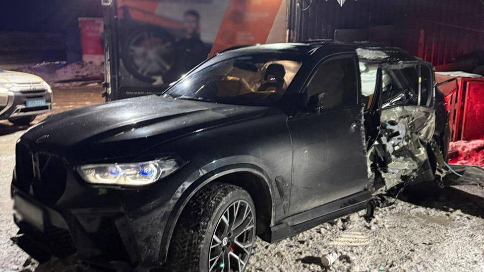 В Киеве водитель BMW не справился с управлением и врезался в электроопору, фото