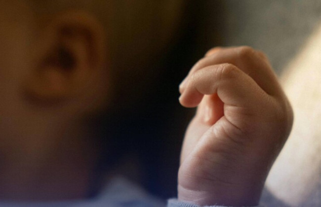 В Сумской области малыш запутался в шнуровке с крестиком и погиб — будут судить мать