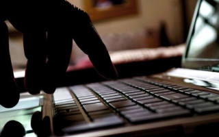 В Австралии мужчину обвинили в 596 преступлениях против детей в интернете