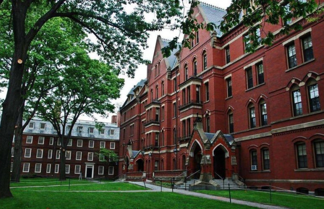 Пентагон розриває відносини з Гарвардом, припинивши військову підготовку та стипендії