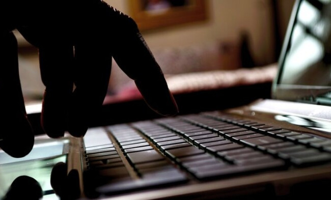 В Австралии мужчину обвинили в 596 преступлениях против детей в интернете