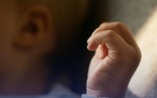 В Сумской области малыш запутался в шнуровке с крестиком и погиб — будут судить мать