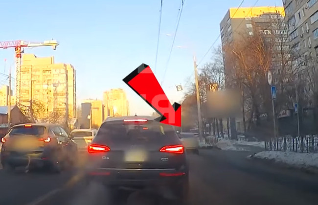 В Киеве наказали водителя Volkswagen, который проехался по полосе общественного транспорта — видео