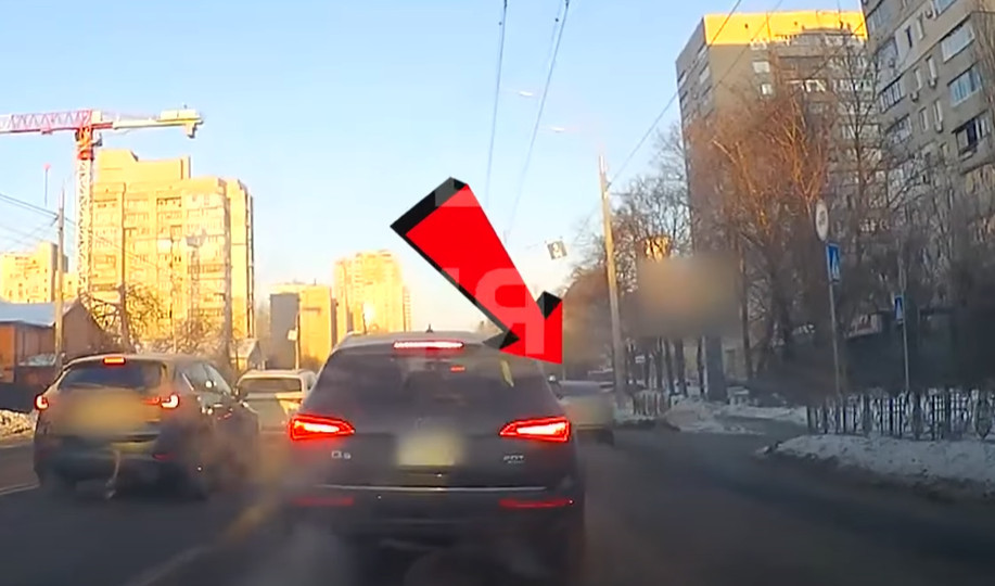 В Киеве наказали водителя Volkswagen, который проехался по полосе общественного транспорта — видео