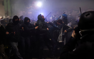 В Милане прошел протест против высокой стоимости жилья и Олимпиады: полиция применила водометы — видео