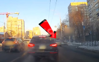 В Киеве наказали водителя Volkswagen, который проехался по полосе общественного транспорта — видео