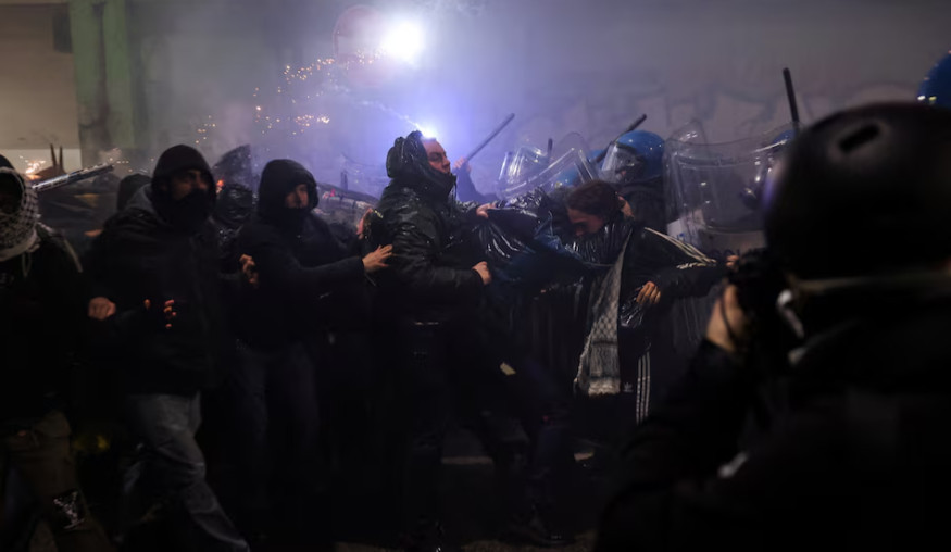 В Милане прошел протест против высокой стоимости жилья и Олимпиады: полиция применила водометы — видео