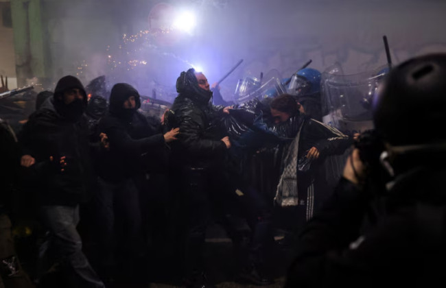 В Милане прошел протест против высокой стоимости жилья и Олимпиады: полиция применила водометы — видео
