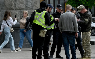 У Харкові суд оштрафував на 17 тисяч гривень жінку, яка намагалася «відбити» чоловіка від ТЦК та поліції