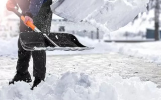 Предпринимателям в Киеве дают 30 минут на уборку снега возле своих заведений, иначе – будут штрафовать