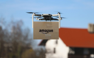 В Техасе дрон Amazon врезался в жилой дом во время доставки посылок